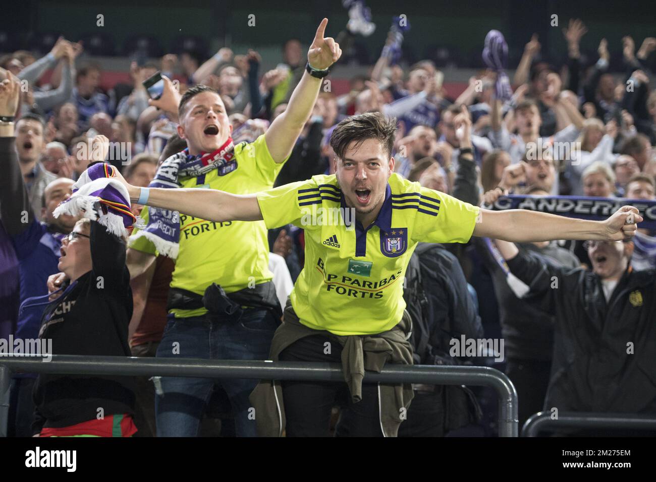 Anderlecht's Fans feiern nach dem Sieg des Jupiler Pro League-Spiels zwischen Sporting Charleroi und RSC Anderlecht auf einer großen Leinwand im Constant Vanden Stock Stadion in Anderlecht, Brüssel, Donnerstag, den 18. Mai 2017, am 9. (Von 10) Tag des Play-off 1 der belgischen Fußballmeisterschaft. BELGA FOTO LAURIE DIEFFEMBACQ Stockfoto