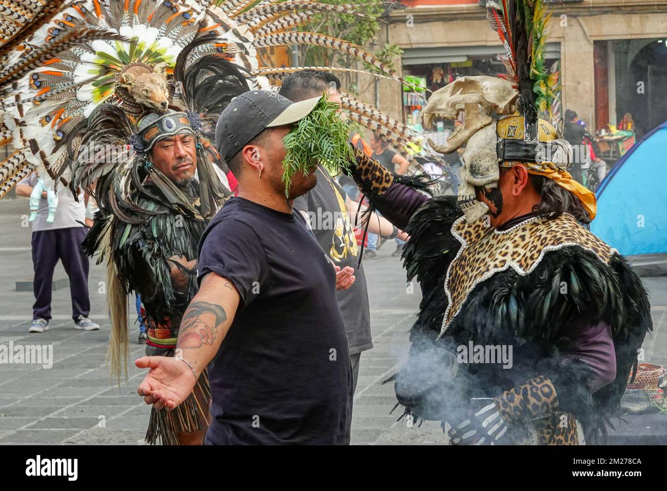 Ein Mann nimmt an der spirituellen Säuberung durch aztekische Schamanen an der Plaza de la Constitución, dem Zocalo-Platz, Mexiko-Stadt, Mexiko Teil. Stockfoto