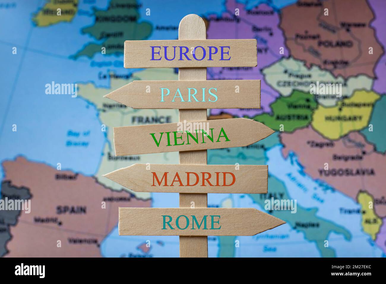 Poste indicador con los destinos de las ciudades mas importantes de Europa Stockfoto