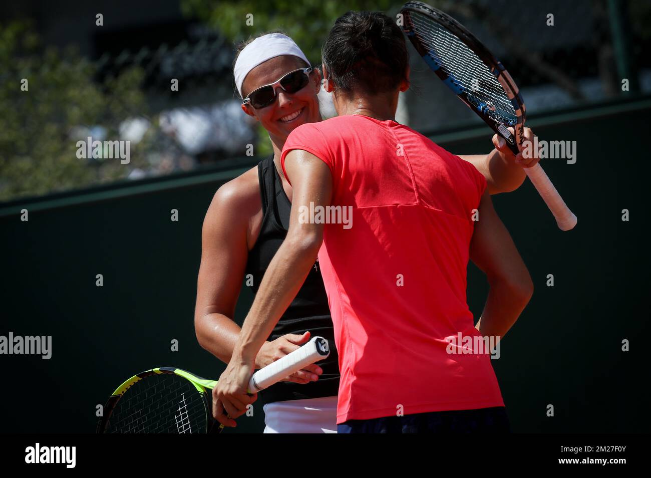 Belgian Kirsten Flipkens and Italian Francesca Schiavone celebrate after winning a doubles tennis game between Belgian Kirsten Flipkens and Italian Francesca Schiavone versus Kazakh Yulia Putintseva and Russian Natalia Vikhlyantseva, in the first round of the women's doubles tournament at the Roland Garros French Open tennis tournament, in Paris, France, Thursday 01 June 2017. The main table Roland Garros Grand Slam takes place from 29 May to 11 June 2017. BELGA PHOTO VIRGINIE LEFOUR Stockfoto