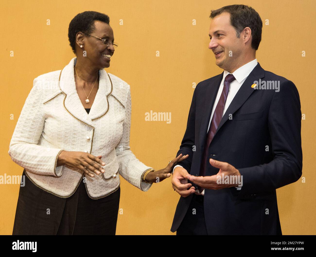 Janet Museveni, die Frau des ugandischen Präsidenten Yoweri Museveni, trifft während eines Spendengipfels mit dem stellvertretenden Premierminister und Minister für Zusammenarbeit, Entwicklung, Digitale Agenda, Telekommunikation und Postdienste Alexander De Croo zusammen, um dem Land bei der Bewältigung von fast einer Million Südsudanesen zu helfen, die vor dem Krieg fliehen. Der Gipfel hofft, mindestens $2 Milliarden Euro (1,8 Milliarden Euro) aufbringen zu können, um die weltweit am schnellsten wachsende Flüchtlingskrise zu bewältigen, die durch den anhaltenden Bürgerkrieg im Südsudan ausgelöst wird. BELGA FOTO BENOIT DOPPPAGNE Stockfoto