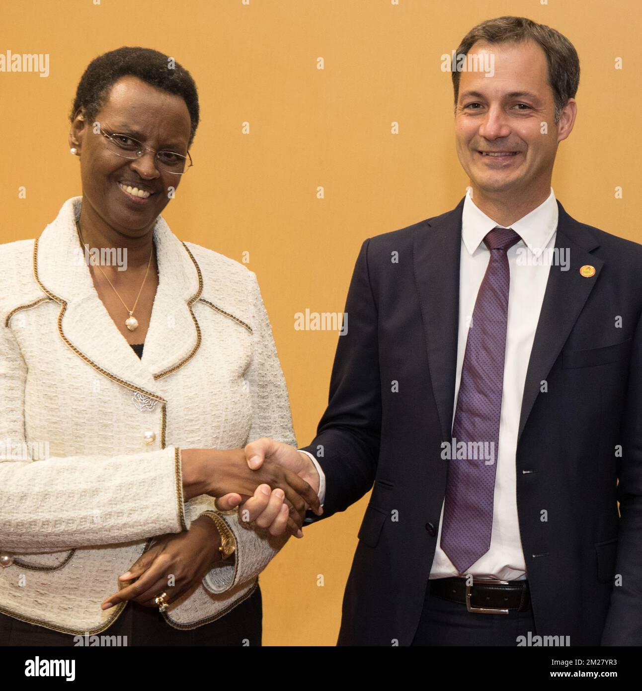 Janet Museveni, die Frau des ugandischen Präsidenten Yoweri Museveni, trifft während eines Spendengipfels mit dem stellvertretenden Premierminister und Minister für Zusammenarbeit, Entwicklung, Digitale Agenda, Telekommunikation und Postdienste Alexander De Croo zusammen, um dem Land bei der Bewältigung von fast einer Million Südsudanesen zu helfen, die vor dem Krieg fliehen. Der Gipfel hofft, mindestens $2 Milliarden Euro (1,8 Milliarden Euro) aufbringen zu können, um die weltweit am schnellsten wachsende Flüchtlingskrise zu bewältigen, die durch den anhaltenden Bürgerkrieg im Südsudan ausgelöst wird. BELGA FOTO BENOIT DOPPPAGNE Stockfoto