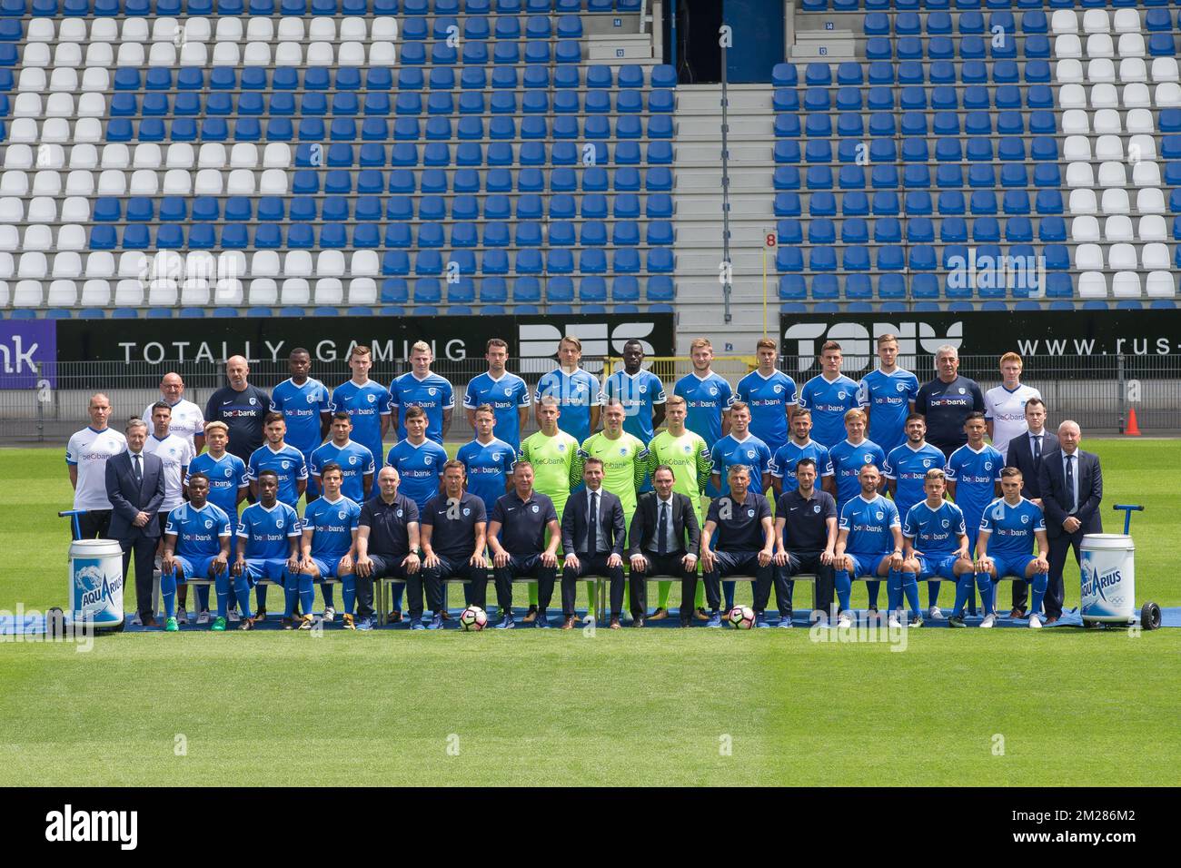 (Obere Reihe L-R) soigneur Jacques Raymaekers, Lagerarbeiter Alain Vanderlinden, Ally Mbwana Samatta, Bryan Heynen, Sebastien Dewaest, Dries Wouters, Sander Berge, Omar Colley, Jakub Brabec, Jose Naranjo, Joakim Mahle, Rubin Seigers, Lagerarbeiter Escolastico Moreno, Physiotherapeut Matthias Didden, (mittlere Reihe L-R) Fitness-Coach Bjorn Poels, Physiotherapeut Jan Theunis, Manuel Benson, Paolo Sabak, Nikolaos Karelis, Ruslan Malinovski, Christophe Janssens, Torwart Gaetan Coucke, Torwart Danny Vukovic, Torwart Nordin Jackers, Bojan Nastic, Siebe Schrijvers, Jere Uronen, Alejandro Pozuelo, A. Stockfoto