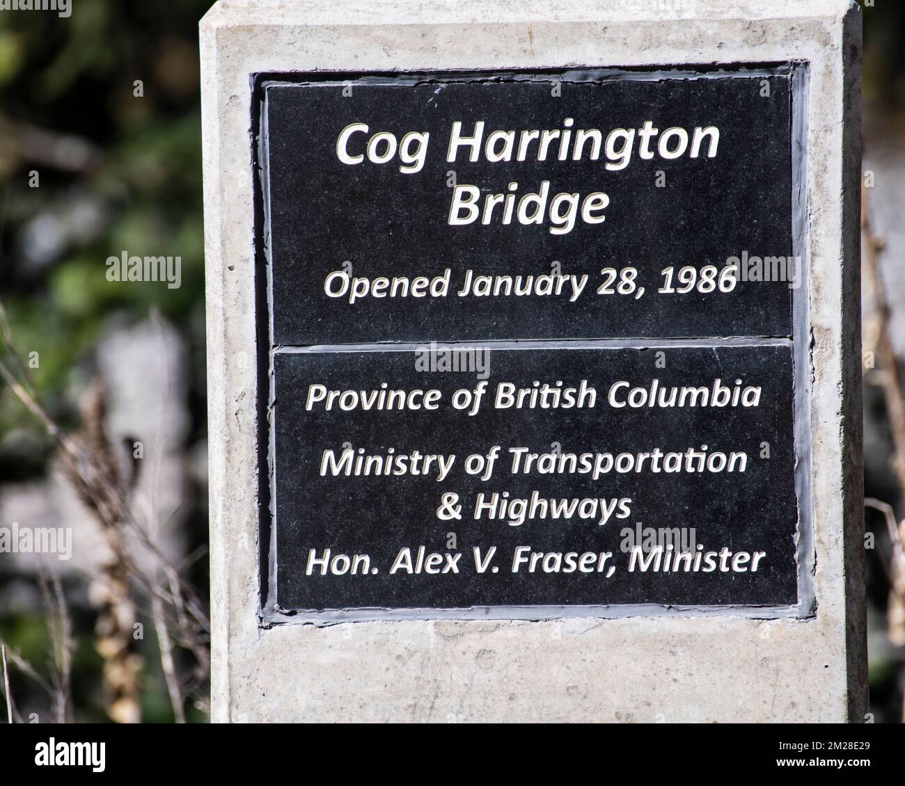 Schild der Cog Harrington Bridge, die den Fraser River zwischen Boston Bar und North Bend, British Columbia, Kanada, überspannt Stockfoto