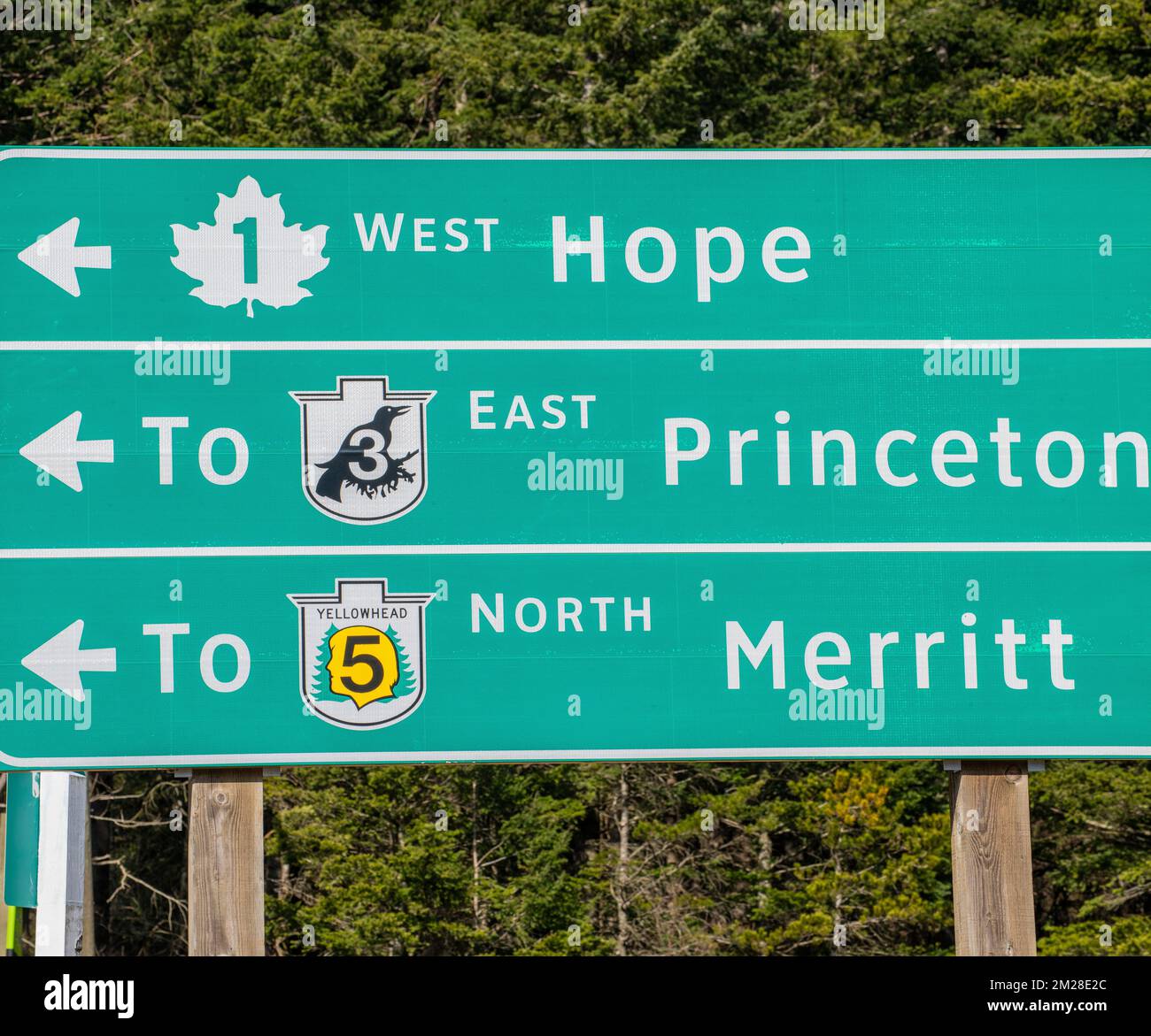 Wegweiser zu Hope, Princeton und Merritt an der Autobahnkreuzung in Hope, British Columbia, Kanada Stockfoto