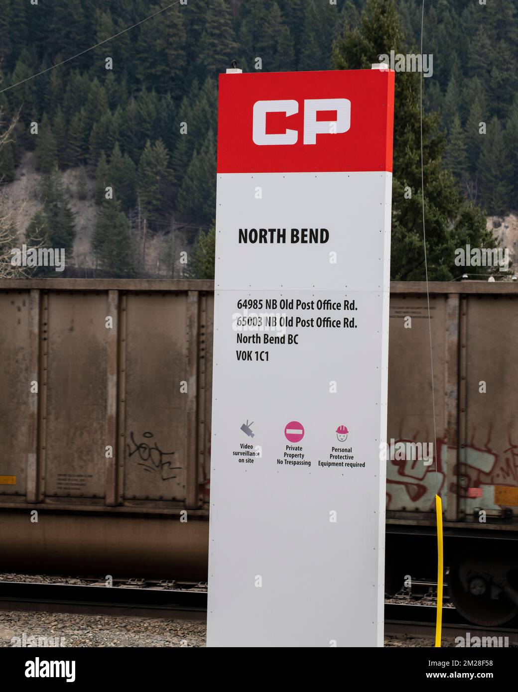 CP Rail mit dem Schild Old Post Office Road in North Bend, British Columbia, Kanada Stockfoto