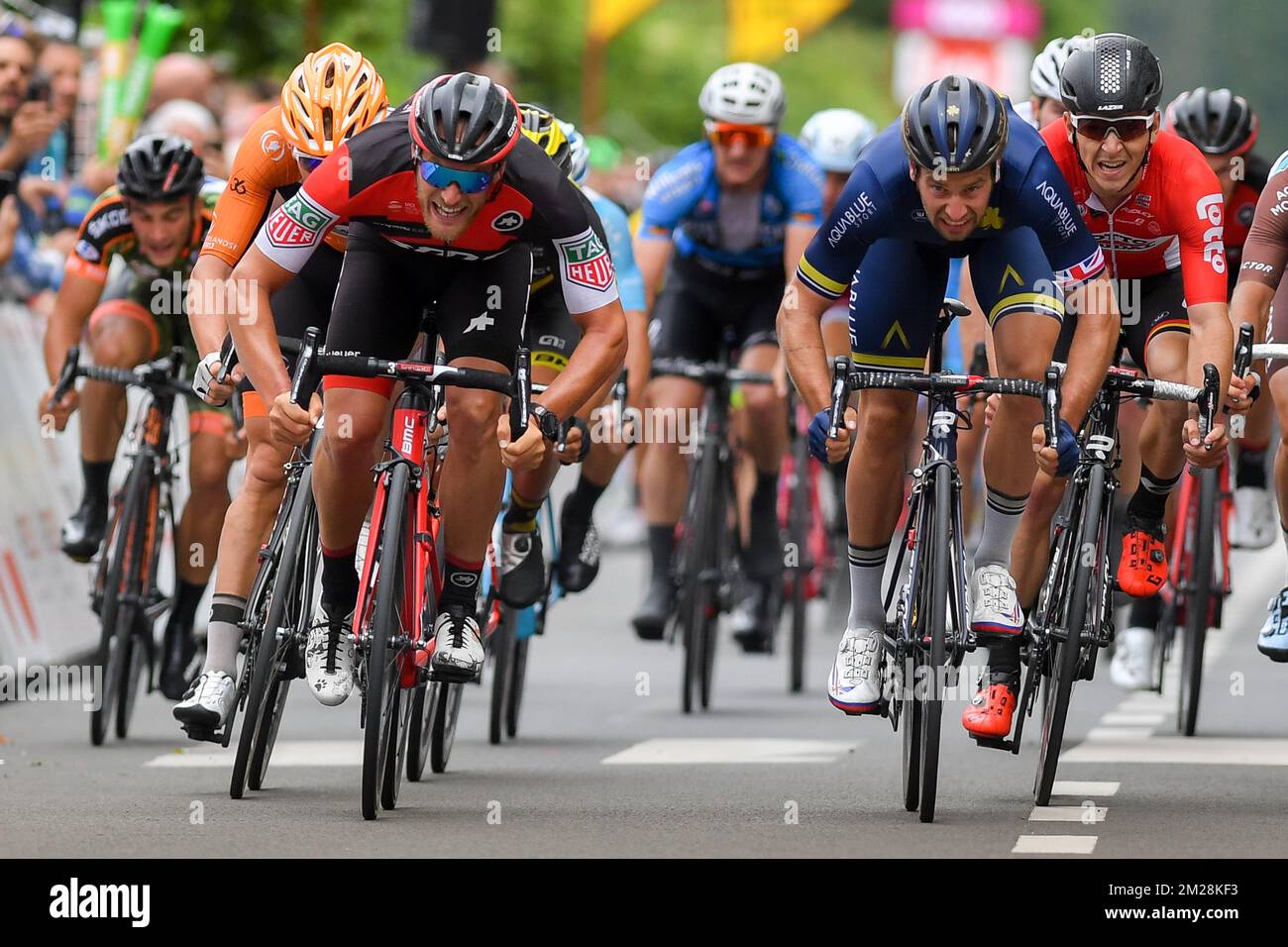 Der luxemburgische Jempy Drucker von BMC Racing Team schlägt den britischen Adam Blythe von Aqua Blue Sport am Ende der vierten Etappe der Tour de Wallonie (Ronde van Wallonie) 38., 164,1km von Brüssel nach Profondeville, Dienstag, 25. Juli 2017. Die diesjährige Ausgabe der Tour de Wallonie findet vom 22. Bis 26. Juli statt. BELGA FOTO LUC CLAESSEN Stockfoto