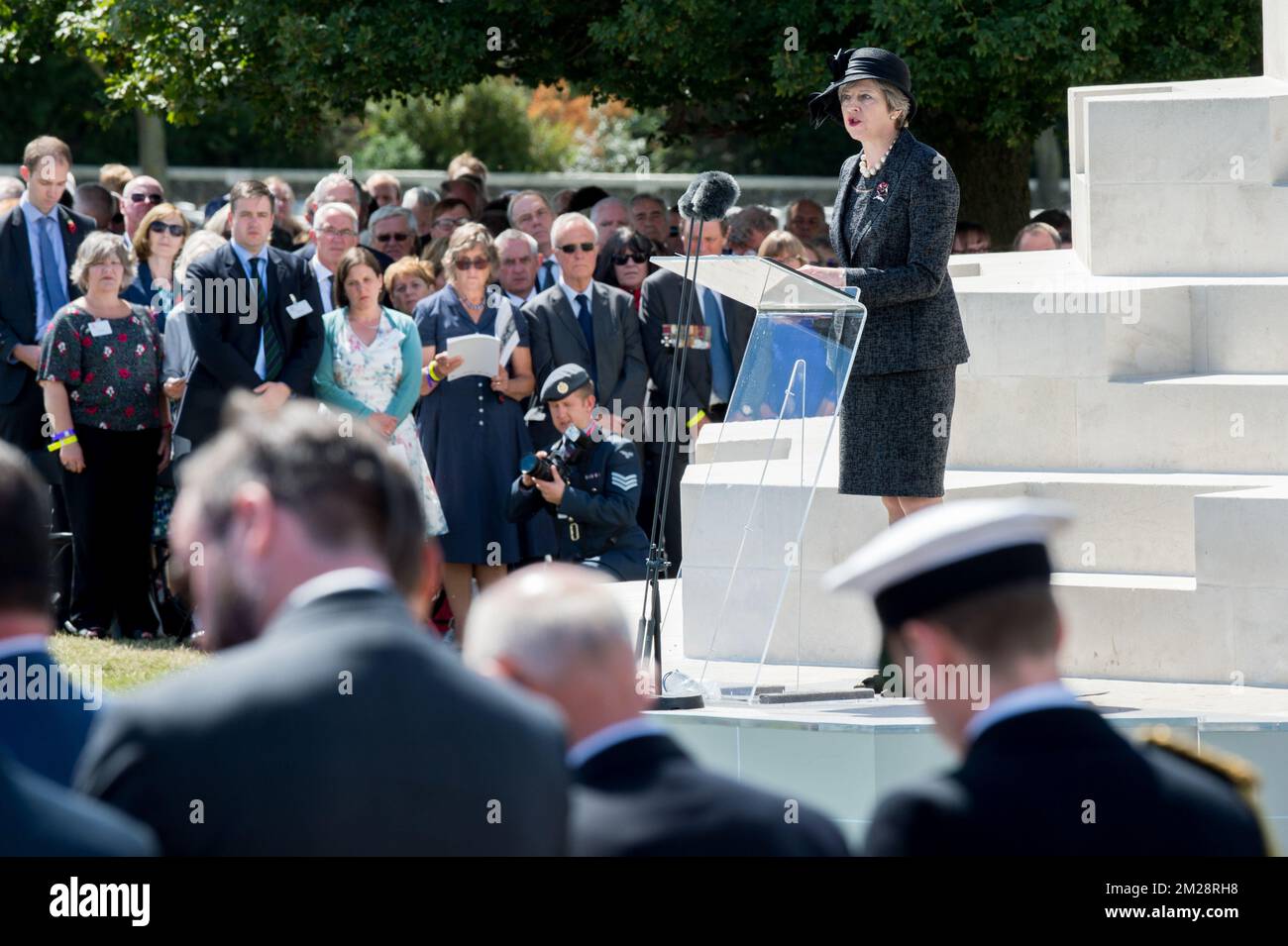 Die britische Premierministerin Theresa May wurde während der gedenkfeier auf dem Friedhof der Commonwealth-Kriegsgräber Tyne Cot als Teil der Gedenkfeier für das hundertste Jahr von Passchendaele, die dritte Schlacht von Ypern am 30.. Und 31.. Juli 2017, Montag, den 31. Juli 2017, abgebildet. BELGA-FOTOPOOL MELANIE WENGER Stockfoto