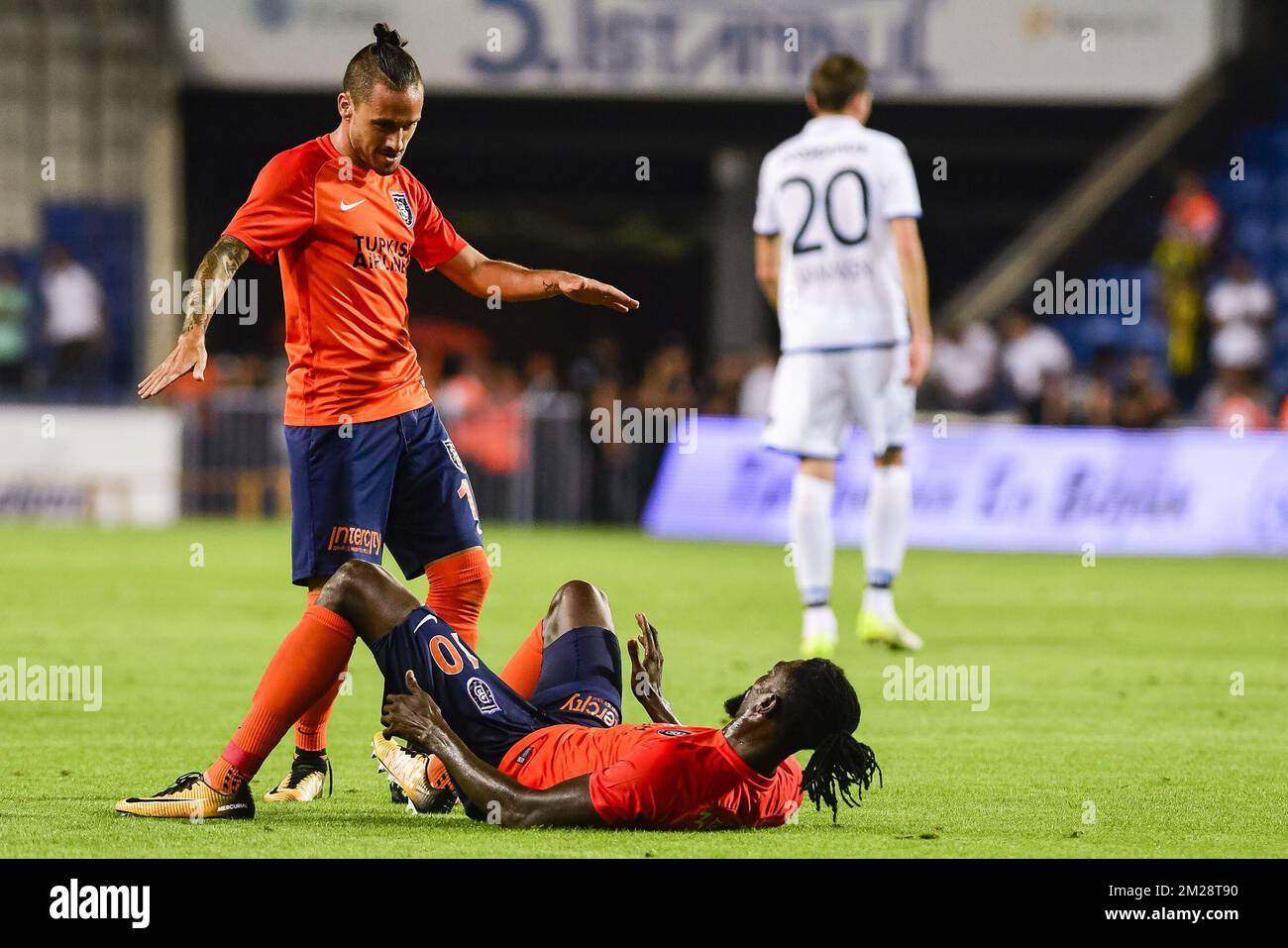 Basaksehirs Stefano Napoleoni und Basaksehirs Emmanuel Adebayor feiern nach dem Gewinn der dritten Qualifikationsrunde für den UEFA Champions League-Wettbewerb zwischen dem belgischen Verein Brügge KSV und dem türkischen Verein Istanbul Basaksehir F.K., Mittwoch, den 02. August 2017 in Istanbul, Türkei. BELGA FOTO LAURIE DIEFFEMBACQ Stockfoto