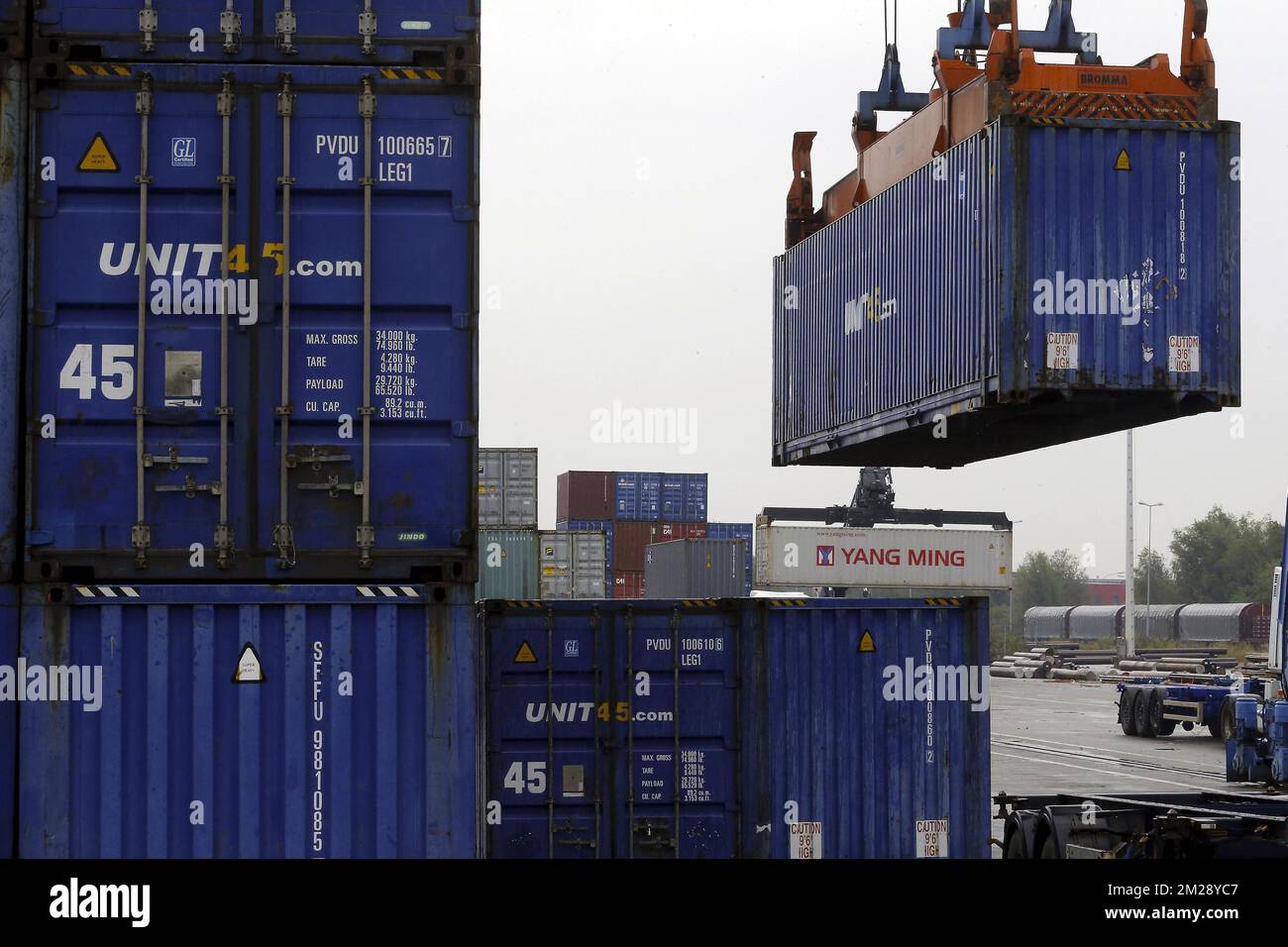 Abbildung zeigt das Containerterminal bei der Ankunft des ersten Schiffes mit frischen Ananas von Antwerpen nach Brüssel, das den traditionellen Straßentransport ersetzt, organisiert von Group A. De Witte Company, Dienstag, den 08. August 2017. BELGA FOTO NICOLAS MAETERLINCK Stockfoto
