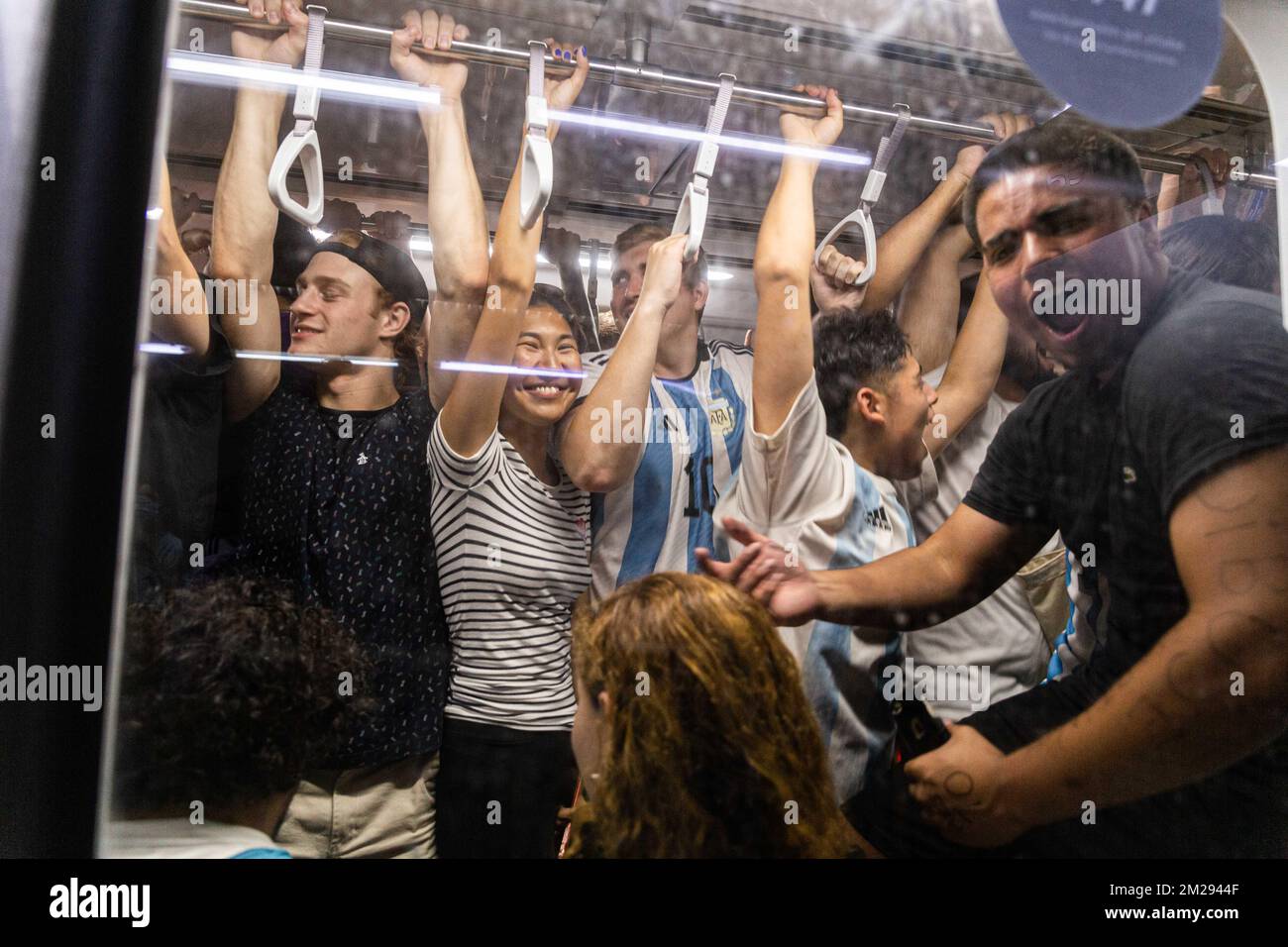 Buenos Aires, Buenos Aires, Argentinien. 13.. Dezember 2022. Die Nationalmannschaft hat sich für das Finale der Weltmeisterschaft 2022 in Katar qualifiziert, nachdem sie Kroatien 3-0 geschlagen hatte. Die „Flea“ erreichte 11 Tore und übertraf die historische Markierung von Gabriel Batistuta im Jahr 10. Die Videos über die Ziele von Messi und JuliÃ¡n Ãlvarez. Die Nationalmannschaft wird im Finale der Katar-Weltmeisterschaft 2022 Frankreich oder Marokko gegenüberstehen. (Kreditbild: © Virginia Chaile/ZUMA Press Wire) Stockfoto