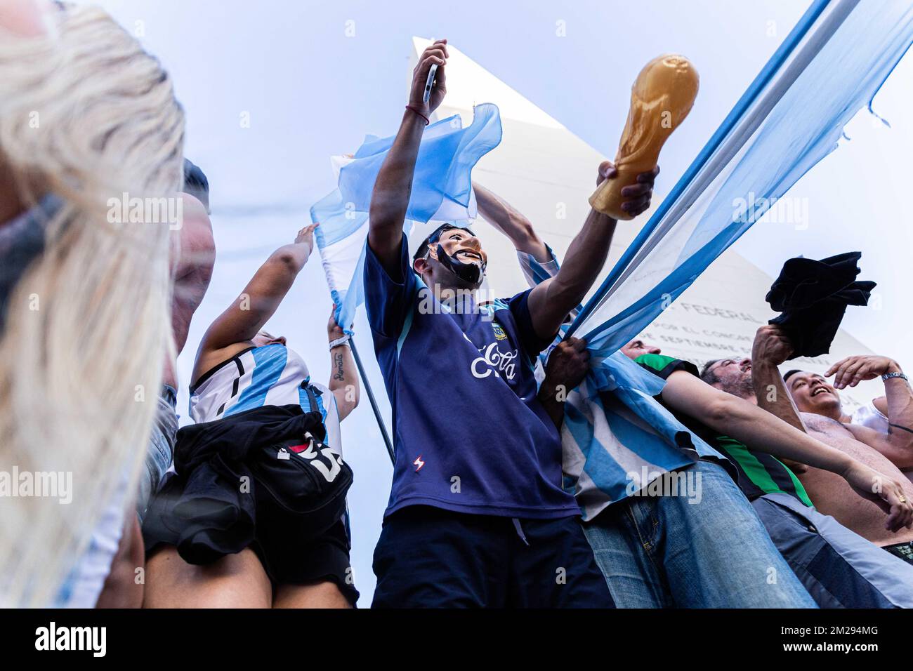 Buenos Aires, Buenos Aires, Argentinien. 13.. Dezember 2022. Die Nationalmannschaft hat sich für das Finale der Weltmeisterschaft 2022 in Katar qualifiziert, nachdem sie Kroatien 3-0 geschlagen hatte. Die „Flea“ erreichte 11 Tore und übertraf die historische Markierung von Gabriel Batistuta im Jahr 10. Die Videos über die Ziele von Messi und JuliÃ¡n Ãlvarez. Die Nationalmannschaft wird im Finale der Katar-Weltmeisterschaft 2022 Frankreich oder Marokko gegenüberstehen. (Kreditbild: © Virginia Chaile/ZUMA Press Wire) Stockfoto