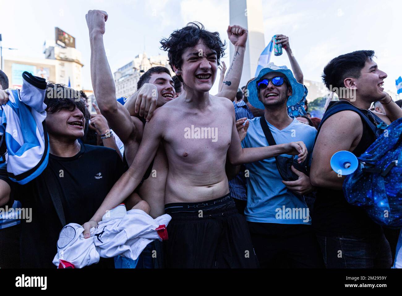 Buenos Aires, Buenos Aires, Argentinien. 13.. Dezember 2022. Die Nationalmannschaft hat sich für das Finale der Weltmeisterschaft 2022 in Katar qualifiziert, nachdem sie Kroatien 3-0 geschlagen hatte. Die „Flea“ erreichte 11 Tore und übertraf die historische Markierung von Gabriel Batistuta im Jahr 10. Die Videos über die Ziele von Messi und JuliÃ¡n Ãlvarez. Die Nationalmannschaft wird im Finale der Katar-Weltmeisterschaft 2022 Frankreich oder Marokko gegenüberstehen. (Kreditbild: © Virginia Chaile/ZUMA Press Wire) Stockfoto