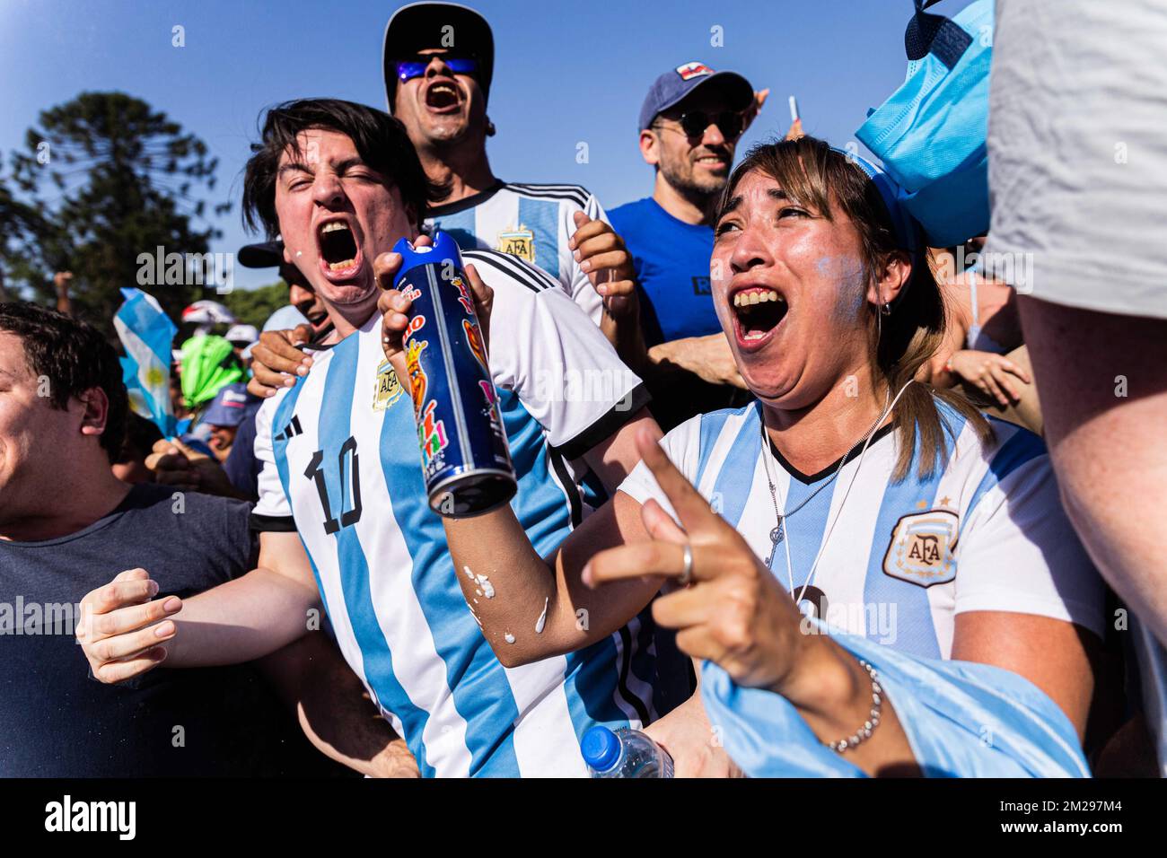 Buenos Aires, Buenos Aires, Argentinien. 13.. Dezember 2022. Die Nationalmannschaft hat sich für das Finale der Weltmeisterschaft 2022 in Katar qualifiziert, nachdem sie Kroatien 3-0 geschlagen hatte. Die „Flea“ erreichte 11 Tore und übertraf die historische Markierung von Gabriel Batistuta im Jahr 10. Die Videos über die Ziele von Messi und JuliÃ¡n Ãlvarez. Die Nationalmannschaft wird im Finale der Katar-Weltmeisterschaft 2022 Frankreich oder Marokko gegenüberstehen. (Kreditbild: © Virginia Chaile/ZUMA Press Wire) Stockfoto