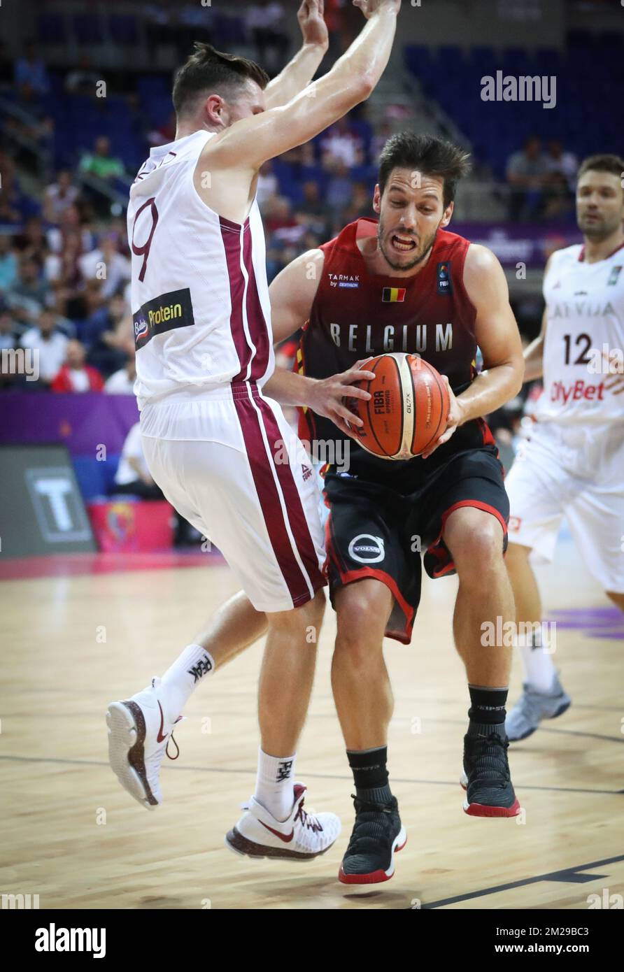 Der lettische Dairis Bertans und Sam Van Rossom aus Belgien kämpfen um den Ball während eines Basketballspiels zwischen den belgischen Löwen und Lettland, dem zweiten Spiel in der Gruppenphase des FIBA EuroBasket 2017-Turniers für Männer, Samstag, den 02. September 2017, in Instabul, Türkei. BELGA PHOTO VIRGINIE LEFOUR Stockfoto