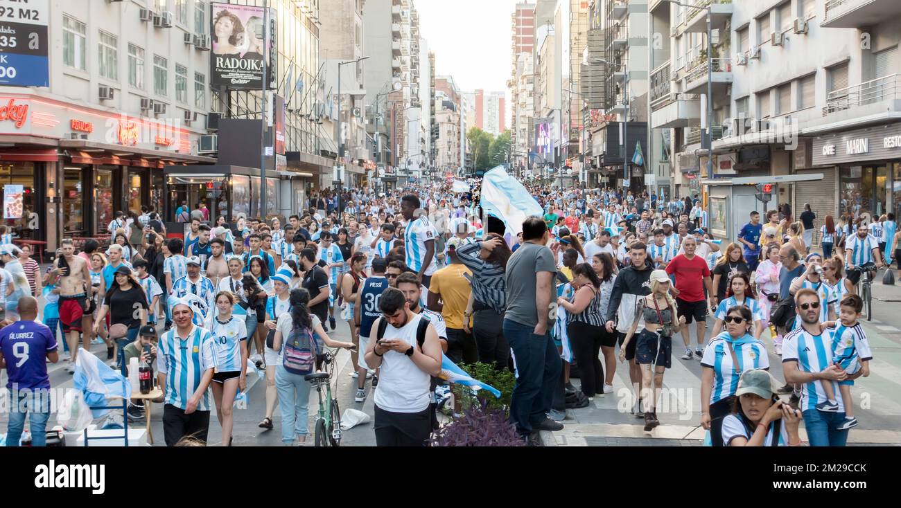 Argentinische Fußballfans gehen auf die Straßen von Buenos Aires, Argentinien, um ihre Nationalmannschaft zu feiern, die das Finale der Weltmeisterschaft 2022 erreicht hat Stockfoto