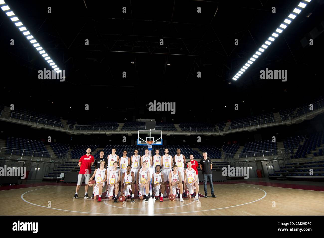 (Obere Reihe L-R) Antwerpens Assistenztrainer Christophe Beghin, nicht identifizierte Person, Antwerpens Hans Vanwijn, Antwerpens Dennis Donkor, Antwerpens Alexandar Marelja, Antwerpens Roby Rogiers, Antwerpens Yoeri Schoepen, Antwerpens Dave Dudzinski, Antwerpens Moses Kingsley, Antwerpens Assistent Thomas Crab, Antwerpens Teammanager Leo De Rycke, (untere Reihe L-R) 11 Antwerpens ThiVervoort, Antwerpens Lenny Coppens, Antwerpens Jason Lee, Antwerpen Kujander, Antwerpen, Thomas Akyazili aus Antwerpen und Tyler Kalinoski aus Antwerpen posieren beim Fotoshooting des EuroMillions Basket Clubs für das Teambild Stockfoto