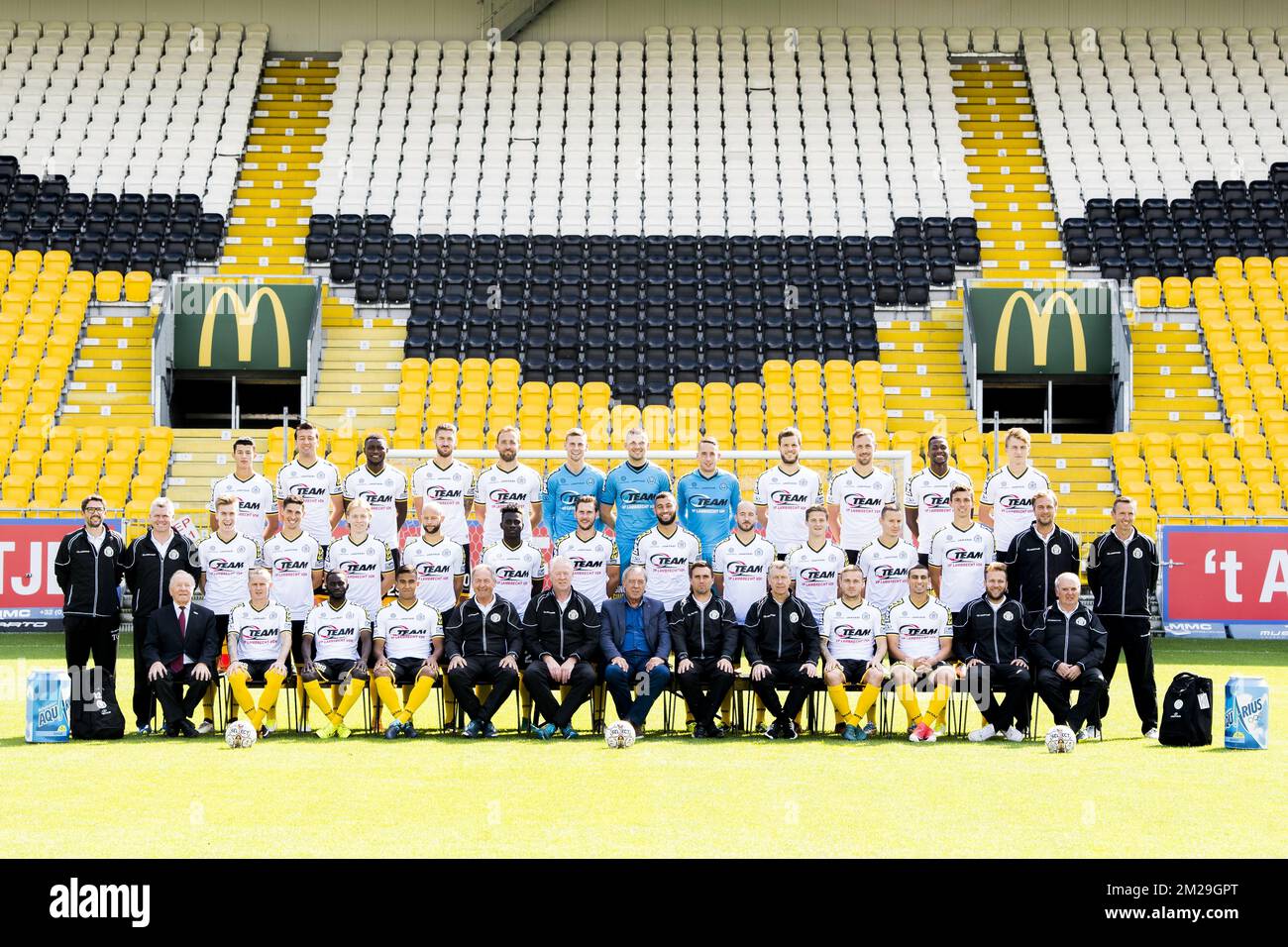 (Obere Reihe L-R), Lokeren's Marko Miric, Lokeren's Lewis Enoh, Lokeren's Sammy Kehli, Lokeren's Mijat Maric, Lokerens Torhüter Dieter Creemers, Lokerens Torhüter Davino Verhulst, Lokerens Torhüter-Coach Erwin Lemmens, Lokeren's OrTwin De Wolf, Lokeren's Bo Geens, Lokeren's Killian Overmeire, Lokeren's Tom de Sutter, Lokeren's Khadim Rassoul Joher, Lokeren's Jakovic, Loketeren's Gerpoeren, Steferens, Loketeren's Gerrens (Mittelmann) Lokeren's Guus Hupperts, Lokeren's Robin Soder, Lokeren's Luciano Slagveer, Lokeren's Gary Martin, Lokeren's Mehdi Terki, Lokeren ist Steve De Ridder Stockfoto