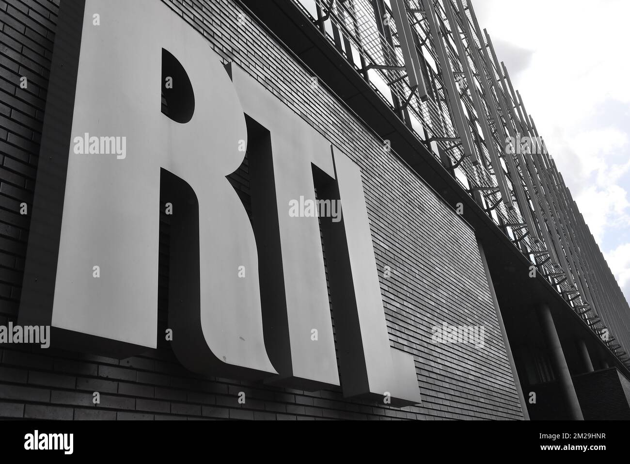 Das RTL-Logo, das am Hauptsitz der RTL Belgium Media Group in Brüssel abgebildet ist, wo am Donnerstag, den 14. September 2017, 105 Arbeitsplätze abgebaut werden. BELGA FOTO DIRK WAEM Stockfoto