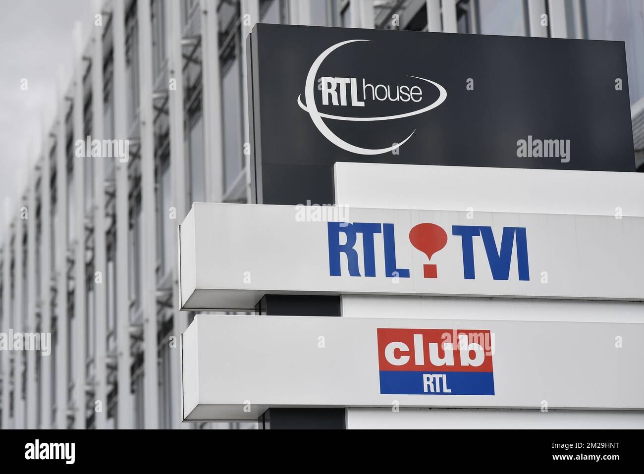 Das RTL-Logo, das am Hauptsitz der RTL Belgium Media Group in Brüssel abgebildet ist, wo am Donnerstag, den 14. September 2017, 105 Arbeitsplätze abgebaut werden. BELGA FOTO DIRK WAEM Stockfoto