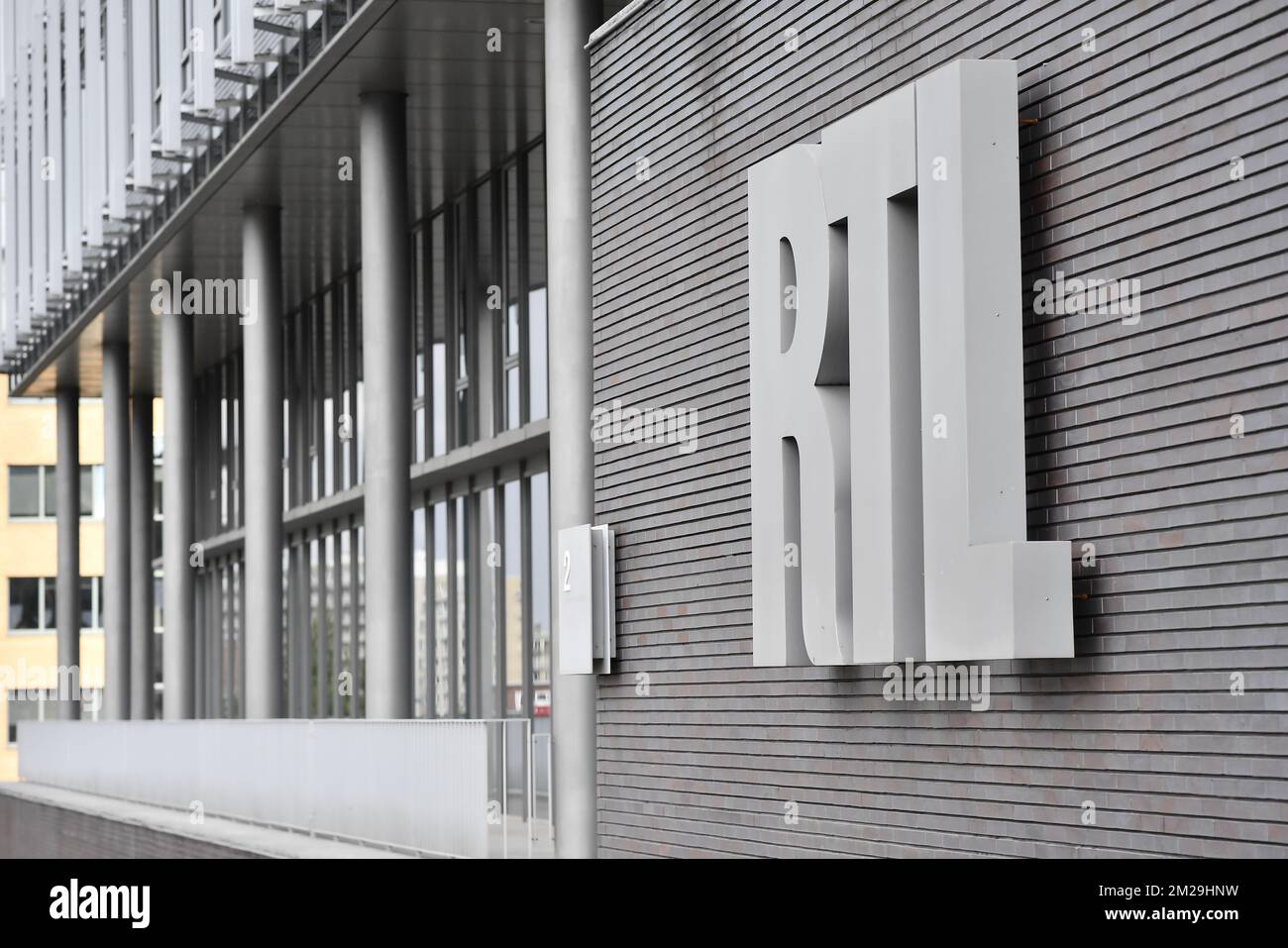 Das RTL-Logo, das am Hauptsitz der RTL Belgium Media Group in Brüssel abgebildet ist, wo am Donnerstag, den 14. September 2017, 105 Arbeitsplätze abgebaut werden. BELGA FOTO DIRK WAEM Stockfoto