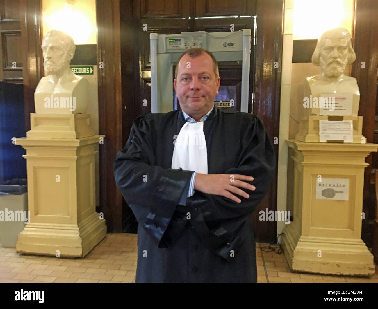 Rechtsanwalt Jean-Philippe Riviere, Verteidiger von Nathan D., Bild am Gericht erster Instanz von Mons. Nathan D. wird des Mordes an Mouscron, Bürgermeister Alfred Gadenne, beschuldigt. Am Dienstagabend, dem 11.. September, schloss Gadenne den Friedhof "Cimetiere de Luingne" in Mouscron, wo ihm die Kehle aufgeschlitzt wurde. BELGA FOTO CAROLINE TICHON Stockfoto