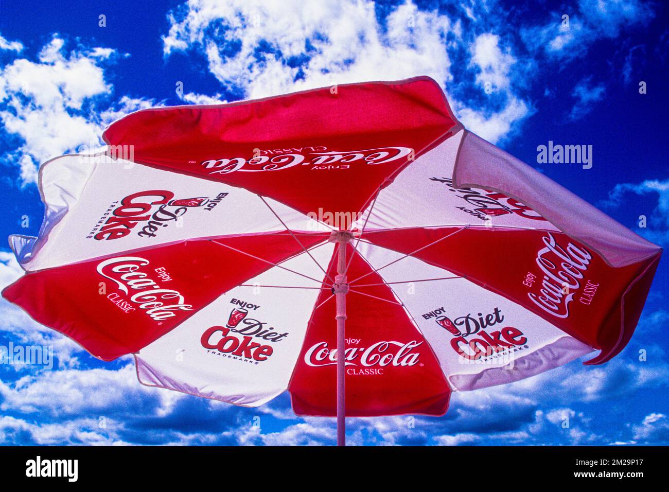 Roter coca cola regenschirm -Fotos und -Bildmaterial in hoher Auflösung –  Alamy