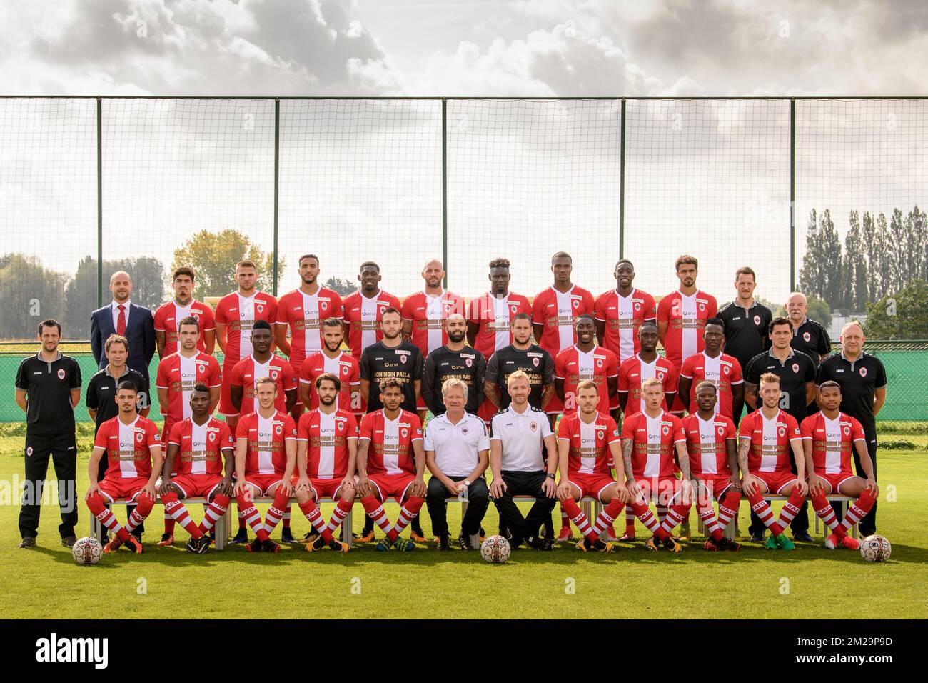 (Up L-R), Teammanager Frederic Leidgens, Joaquin Ardaiz, Dino Arslanagic, Nader Ghandri, Dylan Batubinsika, Jelle Van Damme, Moustapha Bayal Sall, Obbi Oulare, Sambou Yatabare, Matheus Borges Domingues, Jan Vandenhouten (Kinesist), Raymond De Witte (materiaalman) (Mid L-R), Peter Catteeuw (Physical Coach), Frederic Renotte (Physical Coach), Luka Stojanovic, Kafoumba Toure, Reda Jaadi, Antonijo Jezina, Sinan Bolat, Kevin Debaty, William Owusu Acheampong, Larry Ofosuhene, Mamoutou N?Diaye, Vedran Runje (Keeperstrainer), Jerry Vanacker (Video Analyst) (Low L-R) und Younes Achter, Aurelio Buta, Stockfoto