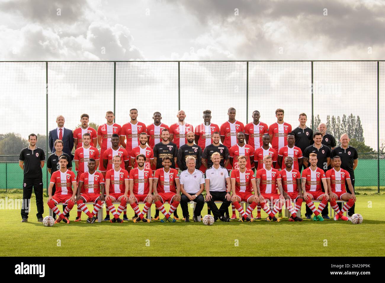 (Up L-R), Teammanager Frederic Leidgens, Joaquin Ardaiz, Dino Arslanagic, Nader Ghandri, Dylan Batubinsika, Jelle Van Damme, Moustapha Bayal Sall, Obbi Oulare, Sambou Yatabare, Matheus Borges Domingues, Jan Vandenhouten (Kinesist), Raymond De Witte (materiaalman) (Mid L-R), Peter Catteeuw (Physical Coach), Frederic Renotte (Physical Coach), Luka Stojanovic, Kafoumba Toure, Reda Jaadi, Antonijo Jezina, Sinan Bolat, Kevin Debaty, William Owusu Acheampong, Larry Ofosuhene, Mamoutou N?Diaye, Vedran Runje (Keeperstrainer), Jerry Vanacker (Video Analyst) (Low L-R) und Younes Achter, Aurelio Buta, Stockfoto