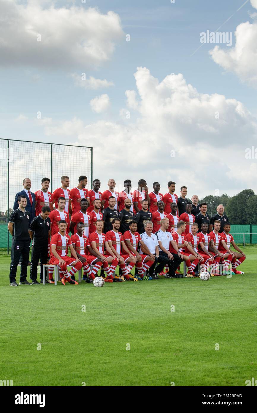 (Up L-R), Teammanager Frederic Leidgens, Joaquin Ardaiz, Dino Arslanagic, Nader Ghandri, Dylan Batubinsika, Jelle Van Damme, Moustapha Bayal Sall, Obbi Oulare, Sambou Yatabare, Matheus Borges Domingues, Jan Vandenhouten (Kinesist), Raymond De Witte (materiaalman) (Mid L-R), Peter Catteeuw (Physical Coach), Frederic Renotte (Physical Coach), Luka Stojanovic, Kafoumba Toure, Reda Jaadi, Antonijo Jezina, Sinan Bolat, Kevin Debaty, William Owusu Acheampong, Larry Ofosuhene, Mamoutou N?Diaye, Vedran Runje (Keeperstrainer), Jerry Vanacker (Video Analyst) (Low L-R) und Younes Achter, Aurelio Buta, Stockfoto