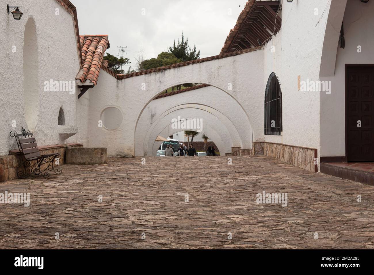 Bogenstraße Guatavita Colombian Town. Eine Stadt im kolonialen Architekturstil. Stockfoto