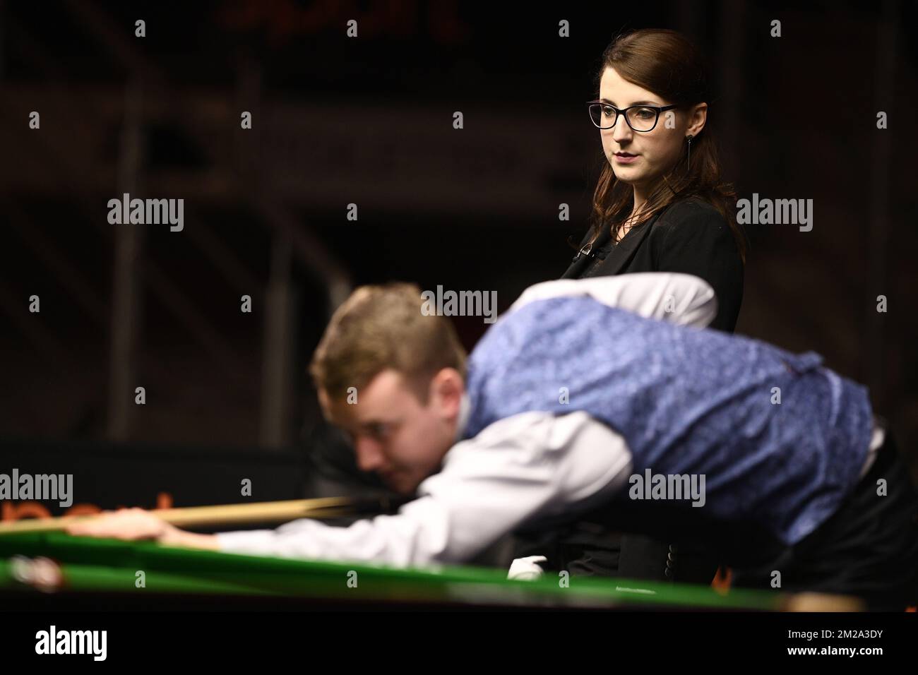 Monika Sulkowska, die polnische Snooker-Schiedsrichterin, wurde in der ersten Runde des Snooker-Turniers der europäischen Meister am Montag, den 02. Oktober 2017 in Lommel während eines Spiels zwischen dem belgischen Luca Brecel und dem britischen Sam Craigie abgebildet. BELGA FOTO YORICK JANSENS Stockfoto