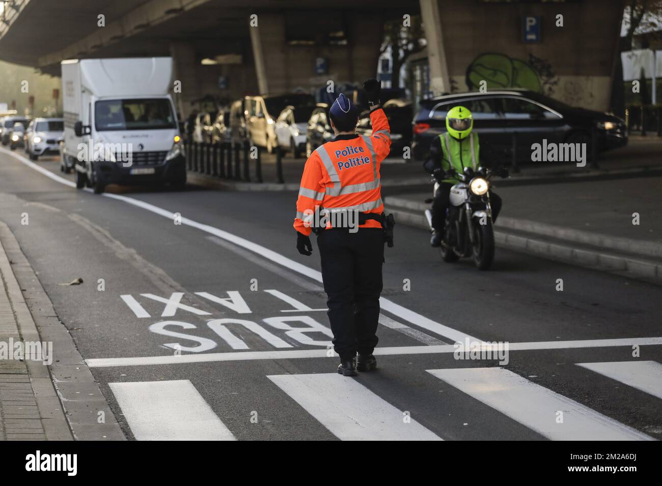 Abbildung zeigt Stau, da das Viadukt Herrmann Debroux wegen Reparaturarbeiten in Brüssel geschlossen ist, Stau. BELGA FOTO THIERRY ROGE Stockfoto