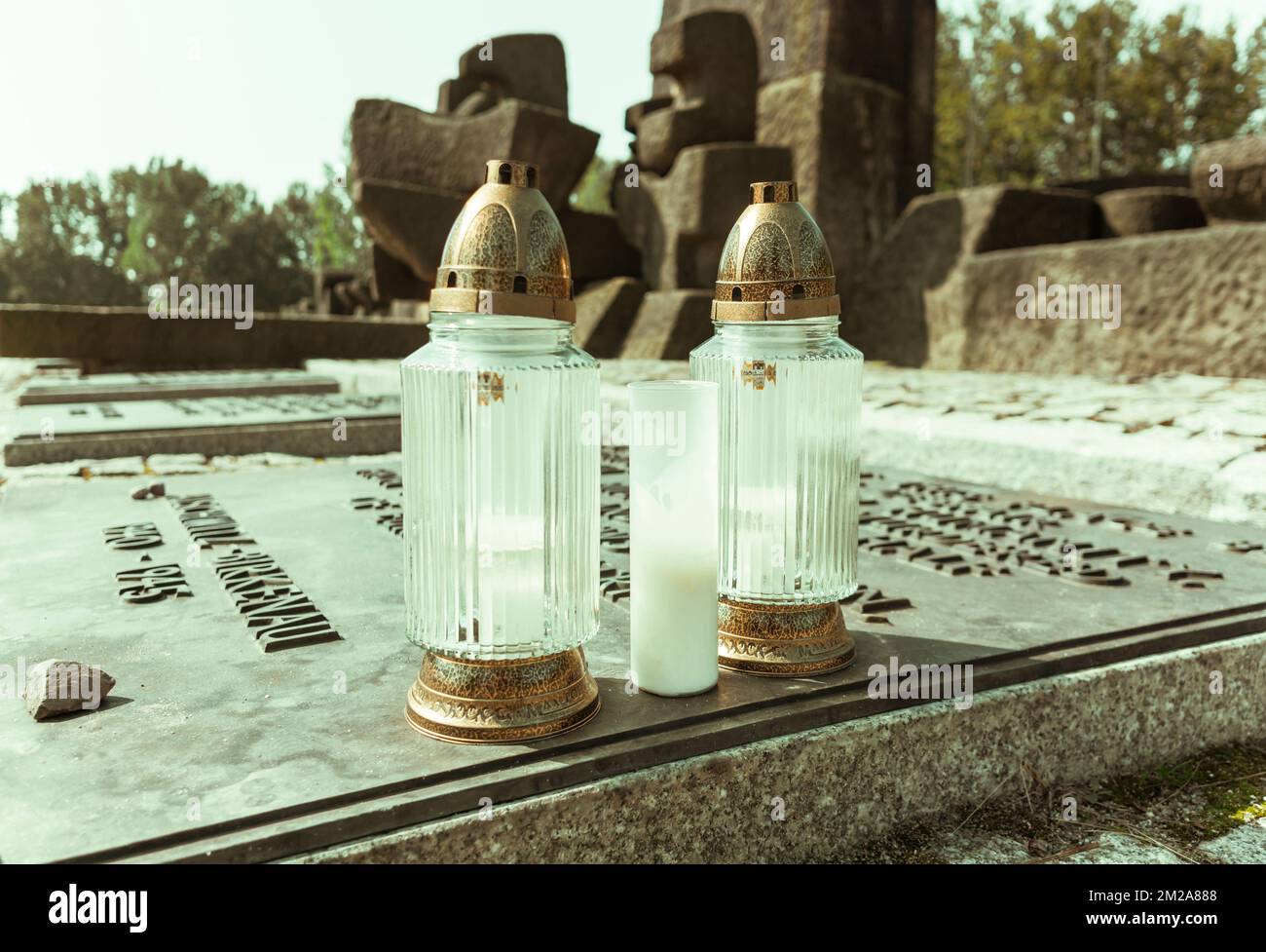 Zwei Kerzen über der Gedenktafel in das Internationale Gedenkdenkmal in den Konzentrationslagern der nazis Auschwitz Birkenau Stockfoto