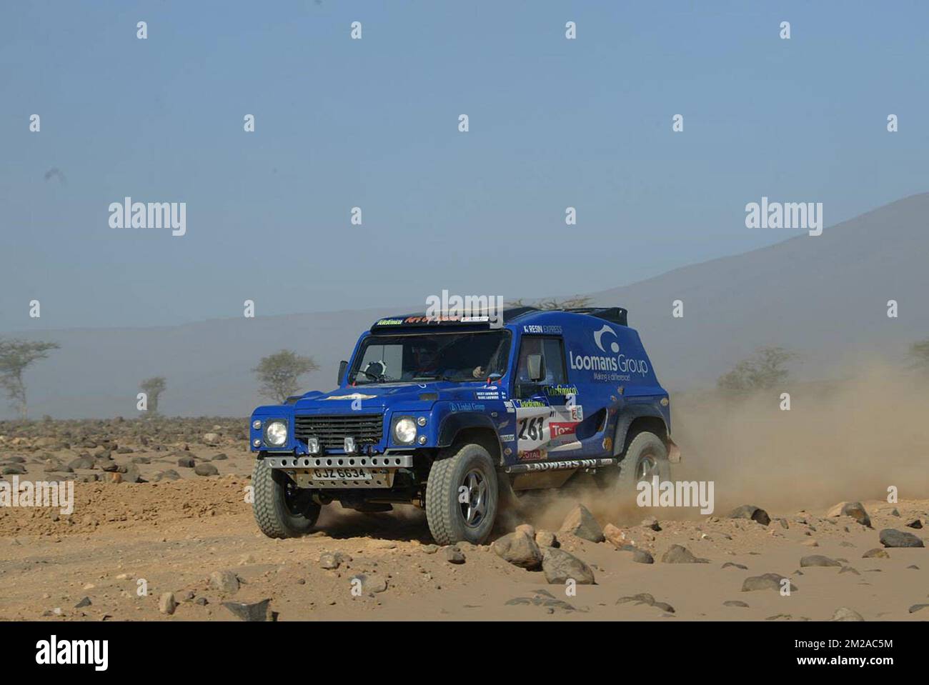 Die belgischen Jacky Loomans und Marc Lauwers lenken ihr Land Rover während der 6.. Etappe der Rallye Dakar 26. zwischen Ouarzazate und Tan-Tan in Marokko. Stockfoto