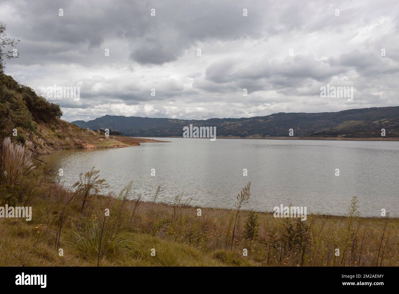 Guatavita-Tomine-See-Reflexion mit grauem und weißem Himmel. Stockfoto