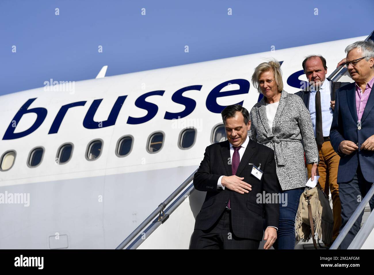 Prinzessin Astrid von Belgien und die flämische Ministerin für Beschäftigung, Wirtschaft, Innovation, Wissenschaftspolitik und Sport Philippe Muyters kommen am ersten Tag einer viertägigen Wirtschaftsmission unter dem Vorsitz von Prinzessin Astrid am Sonntag, den 22. Oktober 2017 in Abidjan, Elfenbeinküste, an. BELGA FOTO DIRK WAEM Stockfoto