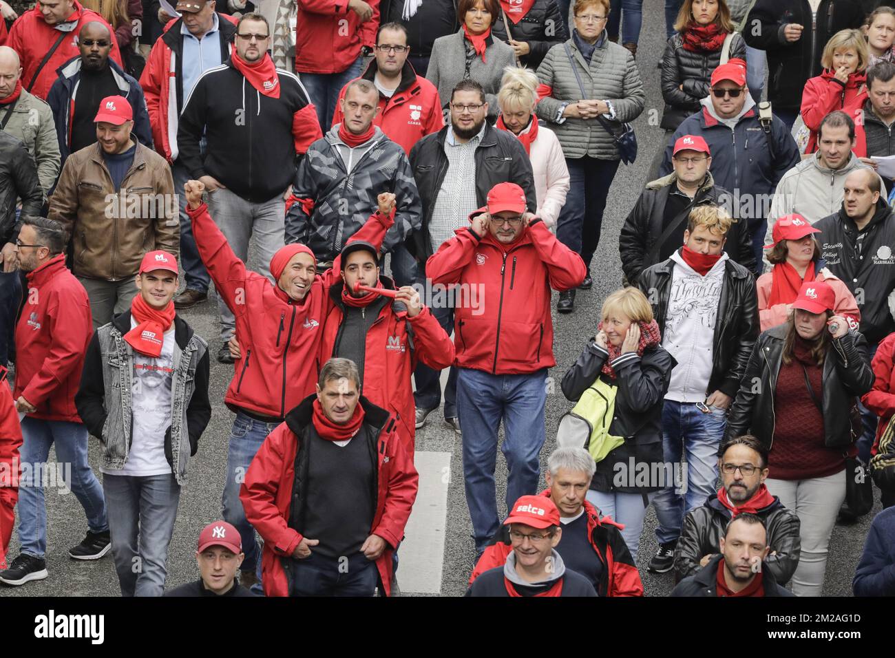 Abbildung zeigt einen "solidaritätsmarsch", der in Charleroi vom "FGTB-Zentrum", der lokalen Zweigstelle der sozialistischen Gewerkschaft FGTB, organisiert wurde, Montag, den 23. Oktober 2017. BELGA FOTO THIERRY ROGE Stockfoto