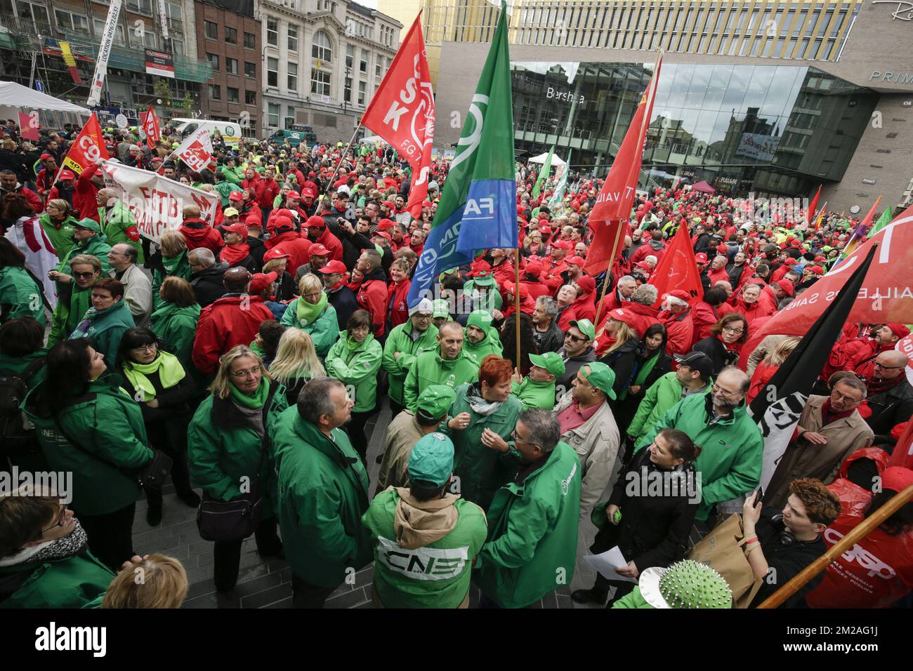 Abbildung zeigt einen "solidaritätsmarsch", der in Charleroi vom "FGTB-Zentrum", der lokalen Zweigstelle der sozialistischen Gewerkschaft FGTB, organisiert wurde, Montag, den 23. Oktober 2017. BELGA FOTO THIERRY ROGE Stockfoto