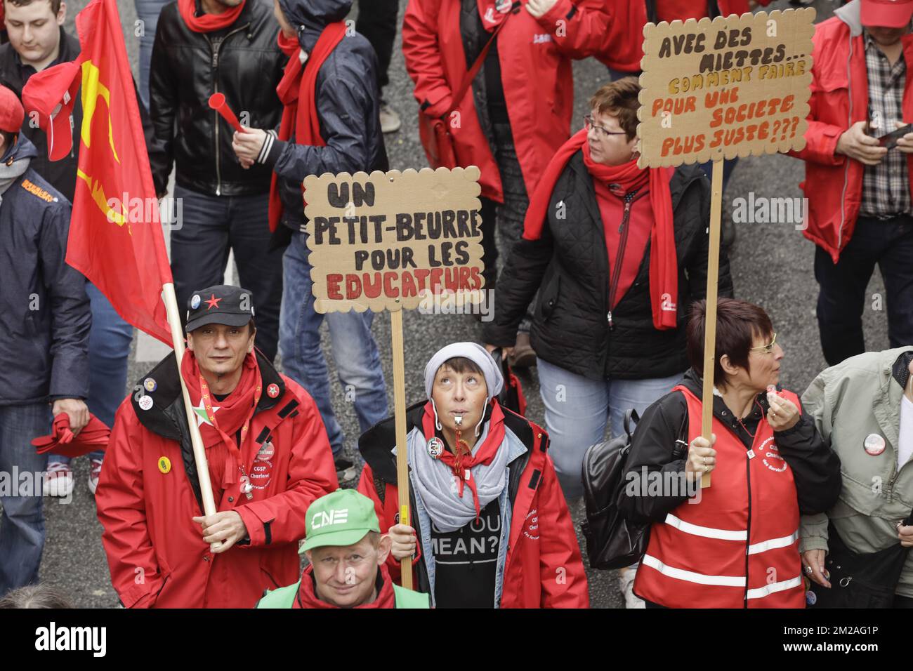 Abbildung zeigt einen "solidaritätsmarsch", der in Charleroi vom "FGTB-Zentrum", der lokalen Zweigstelle der sozialistischen Gewerkschaft FGTB, organisiert wurde, Montag, den 23. Oktober 2017. BELGA FOTO THIERRY ROGE Stockfoto