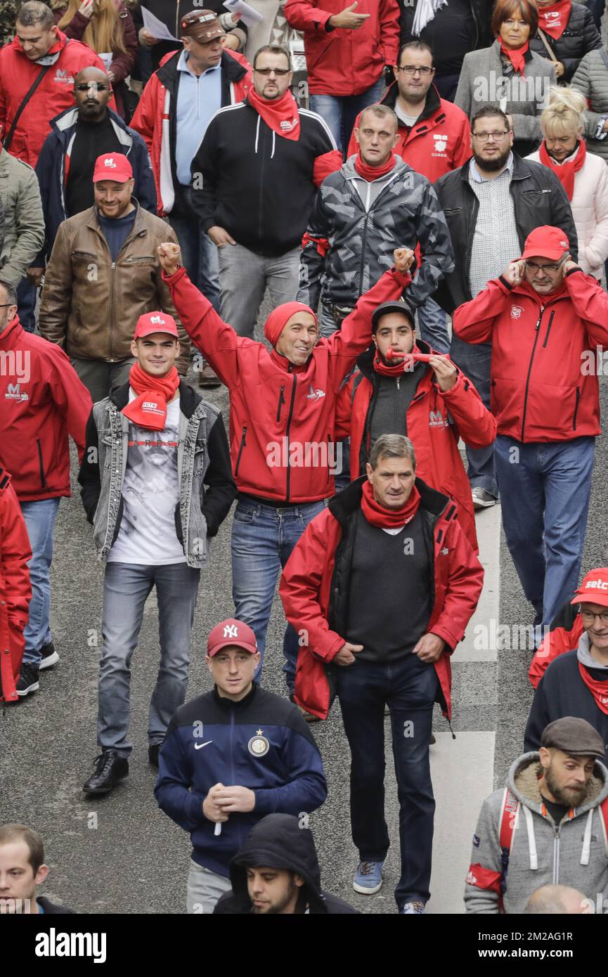 Abbildung zeigt einen "solidaritätsmarsch", der in Charleroi vom "FGTB-Zentrum", der lokalen Zweigstelle der sozialistischen Gewerkschaft FGTB, organisiert wurde, Montag, den 23. Oktober 2017. BELGA FOTO THIERRY ROGE Stockfoto