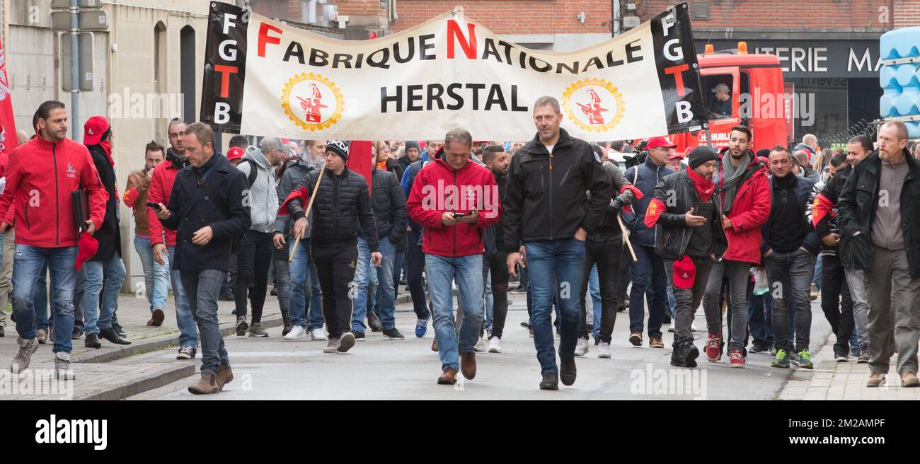 Darstellung der Demonstration vor einem Treffen zwischen Vertretern der FN Herstal-Gewerkschaften und der wallonischen Regierung am Montag, den 30. Oktober 2017 in Namur. Personal der Waffenfabrik Fabrique Nationale d'Herstal, FN Herstal, streikt seit Oktober 19.. BELGA FOTO BENOIT DOPPPAGNE Stockfoto