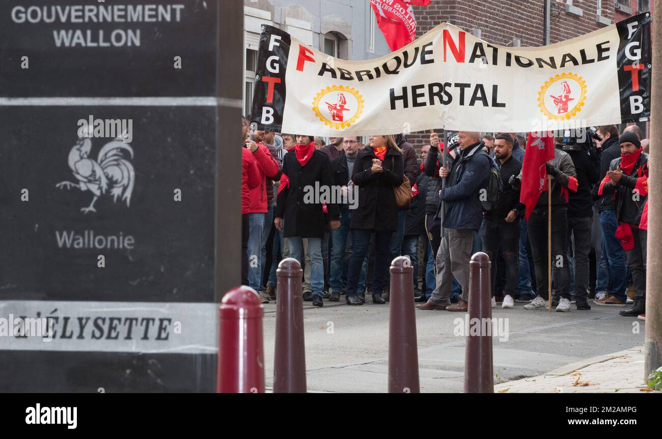 Darstellung der Demonstration vor einem Treffen zwischen Vertretern der FN Herstal-Gewerkschaften und der wallonischen Regierung am Montag, den 30. Oktober 2017 in Namur. Personal der Waffenfabrik Fabrique Nationale d'Herstal, FN Herstal, streikt seit Oktober 19.. BELGA FOTO BENOIT DOPPPAGNE Stockfoto