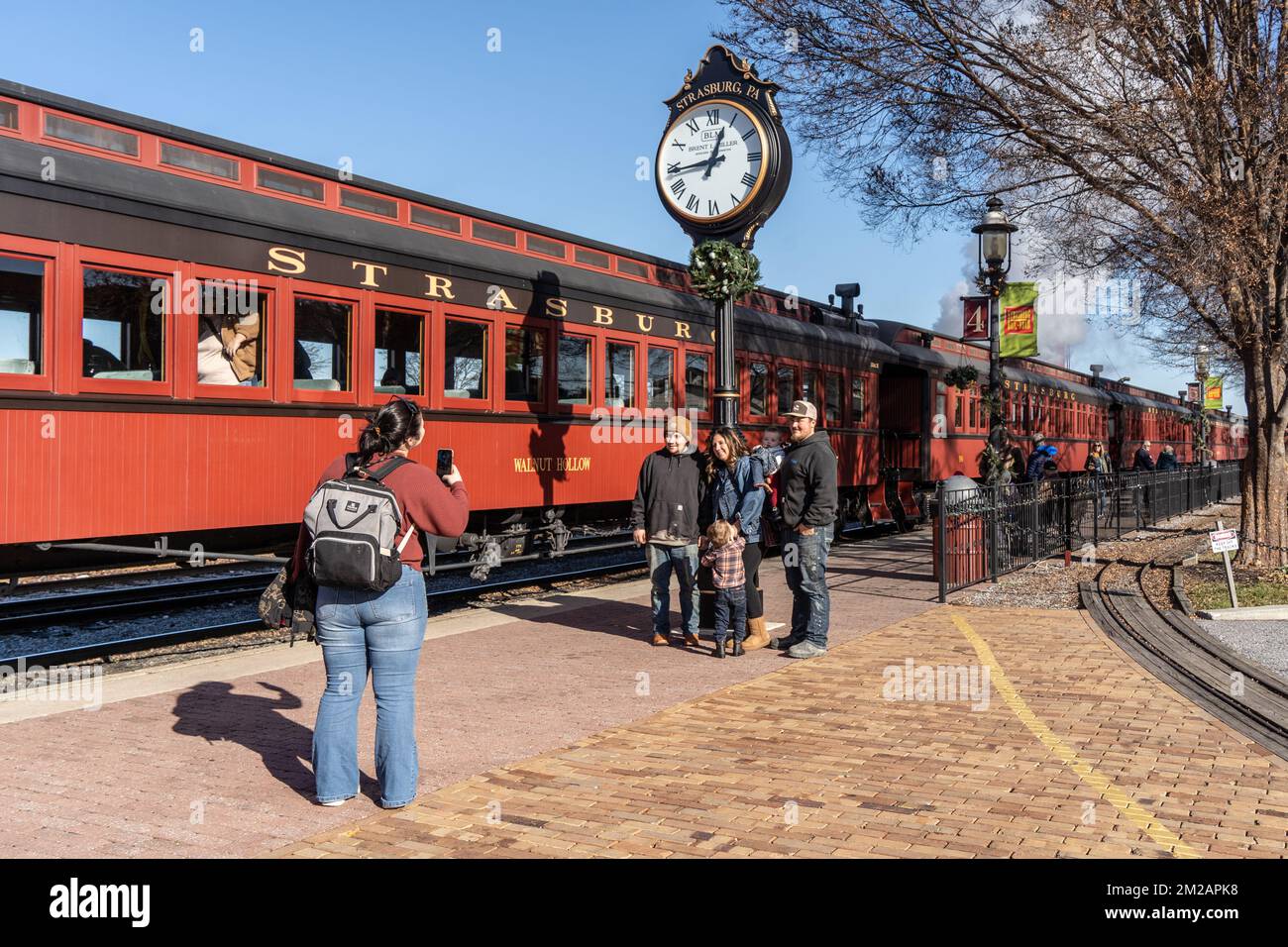 11. Dezember 2022: Strasburg Pennsylvania: Frauen fotografieren vor dem Bahnhof Strasburg Rail Road Stockfoto