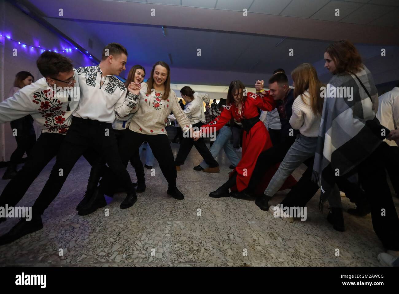 Lemberg, Ukraine. 13.. Dezember 2022. Die Studenten sahen Spaß während der orthodoxen und griechisch-katholischen Feierlichkeiten zum Gedenken an Apostel Andrew, den ersten Namen. In der Ukraine, am Vorabend von St. Andrew's Day, Studenten versammelten sich in Lemberg in einem Luftschutzbunker zu einer Abendparty, wo sie Glück erzählten und Spaß hatten. (Foto: Mykola Tys/SOPA Images/Sipa USA) Guthaben: SIPA USA/Alamy Live News Stockfoto