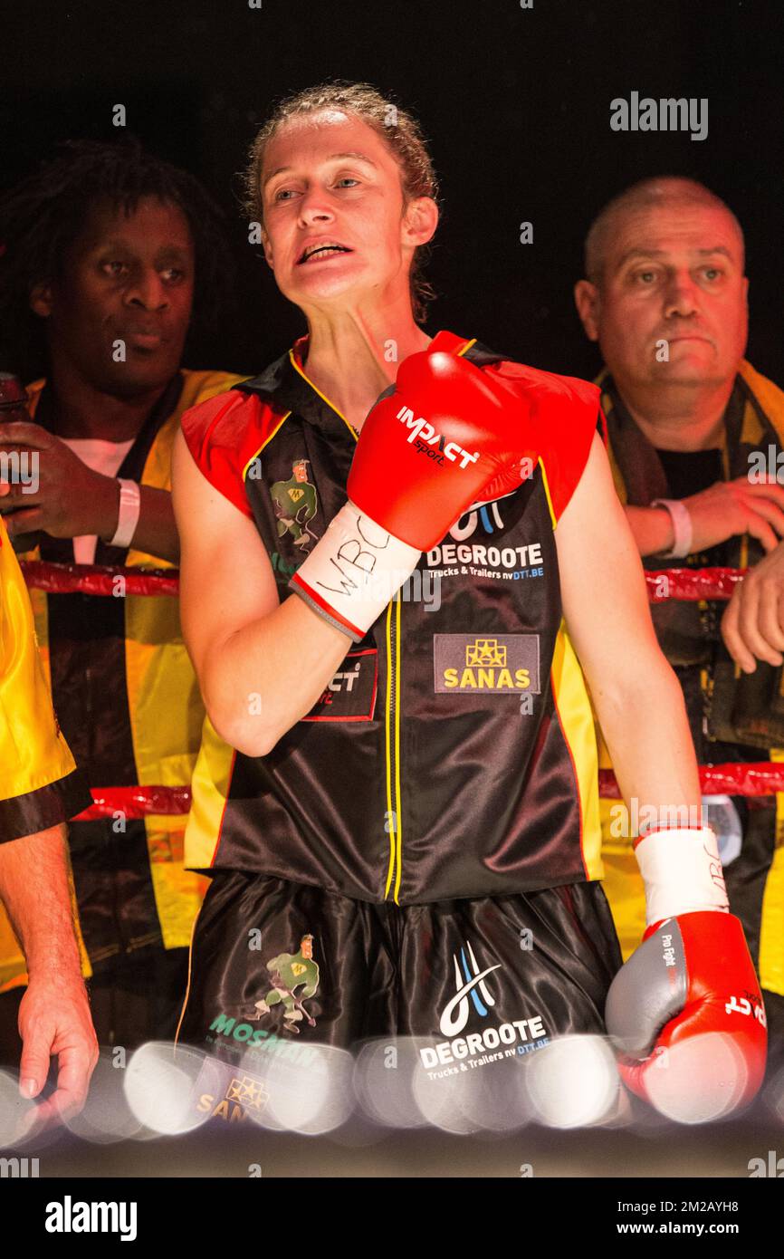 Belgische Delfine Persoon stellte sich vor dem Boxkampf zwischen belgischem Delfine Persoon und französischem Myriam Dellal um den WBC-Weltmeistertitel für leichte Frauen auf der fünften „Boksgala Zwevezele“-Veranstaltung in Wingene am Samstag, den 11. November 2017, vor. BELGA FOTO KURT DESPLENTER Stockfoto