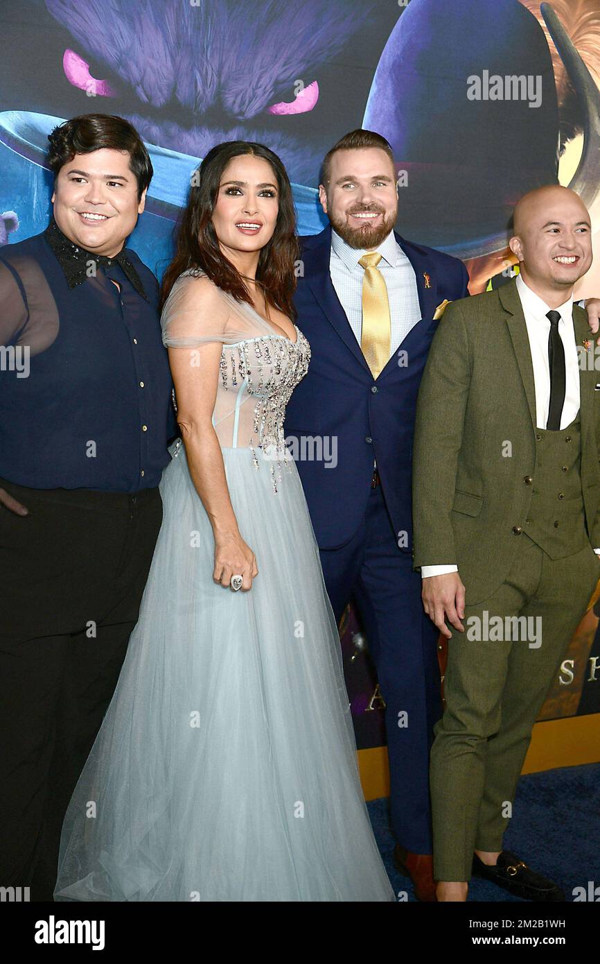 Harvey Guillen und Salma Hayek nehmen am 13. Dezember 2022 an der Weltpremiere „Puss in Boots: The Last Wish“ im Jazz im Lincoln Center in New York, New York, USA Teil. Robin Platzer/Twin Images/Credit: SIPA USA/Alamy Live News Stockfoto