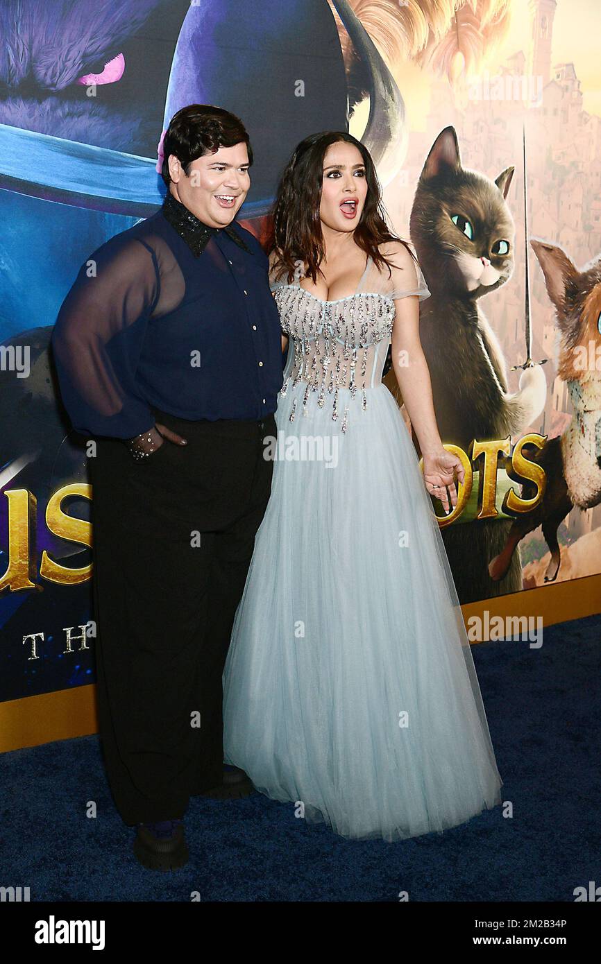 Harvey Guillen und Salma Hayek nehmen am 13. Dezember 2022 an der Weltpremiere „Puss in Boots: The Last Wish“ im Jazz im Lincoln Center in New York, New York, USA Teil. Robin Platzer/Twin Images/Credit: SIPA USA/Alamy Live News Stockfoto