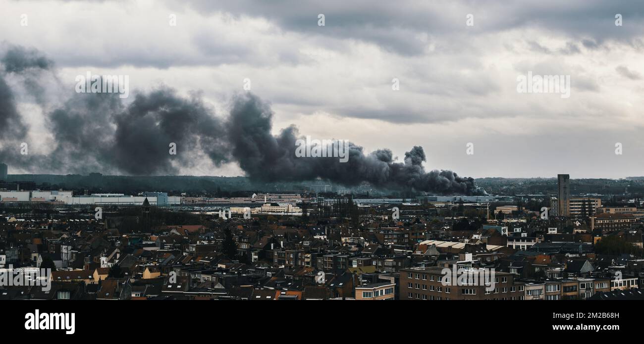 ACHTUNG HERAUSGEBER - VERTEILT BILDER - REDAKTIONELLE VERWENDUNG NUR verteilt Bilder, die am Mittwoch, den 13. September 2017, von Arnaud Gheysen veröffentlicht wurden, zeigt schwarzen Rauch eines Feuers in der Fabrik der Waffelfabrik Milcamps in Vorst/Forest, Brüssel. BELGA-FOTO-HANDZETTEL Stockfoto