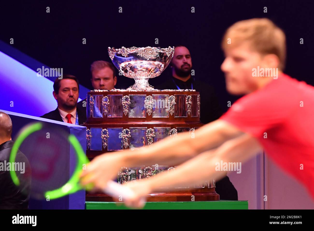 Die Trophäe, die während eines Tennisspiels zwischen dem belgischen David Goffin und dem französischen Jo-Wilfried Tsonga, dem vierten Spiel des Davis Cup World Group-Finales zwischen Frankreich und Belgien, Sonntag, den 26. November 2017, in Villeneuve-d'Ascq gezeigt wurde. Das Finale findet vom 24. Bis 26. November 2017 im stade Pierre-Mauroy in Lille, Frankreich, statt. BELGA FOTO BENOIT DOPPPAGNE Stockfoto